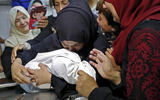 La mÃ¨re de Leila Ghandour, un bÃ©bÃ© palestinien de 8 mois qui, selon le ministÃ¨re de la SantÃ© de Gaza, est mort par inhalation de gaz lacrymogÃ¨ne lors des affrontements dans l'est de Gaza le 14 mai 2018, la porte Ã  la morgue de l'hÃ´pital al-Shifa dans la ville de Gaza le 15 mai 2018. Le 16 mai, le ministÃ¨re a dÃ©clarÃ© que la cause du dÃ©cÃ¨s n'avait pas Ã©tÃ© dÃ©finitivement Ã©tablie. (AFP/Thomas Coex)