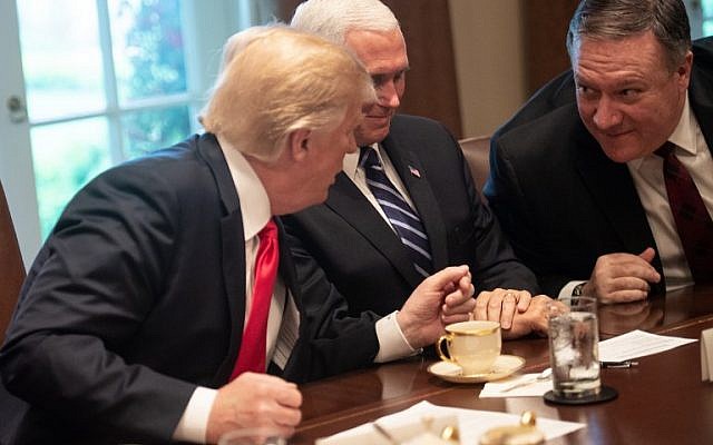 Le président américain Donald Trump (G) s'entretient avec le secrétaire d'État Mike Pompeo (D), et le vice-président Mike Pence (C) lors d'une réunion avec le secrétaire général de l'OTAN, Jens Stoltenberg, dans la salle du Cabinet de la Maison-Blanche à Washington, DC, le 17 mai 2018. (AFP PHOTO / NICHOLAS KAMM)
