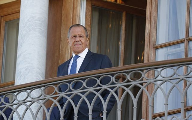 Le ministre russe des Affaires étrangères Sergei Lavrov se tient debout sur le balcon avant la rencontre du président Vladimir Poutine avec le président français Emmanuel Macron au Palais Konstantin à Strelna, près de Saint-Pétersbourg, le 24 mai 2018. (GRIGORY DUKOR/AFP)