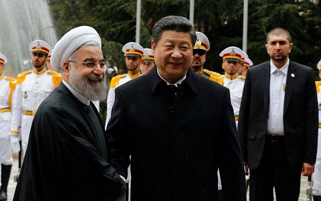 Le président iranien Hassan Rouhani shakes et son homologue chinois Xi Jinping à Téhéran, le 23 janvier 2016. (STR/AFP)