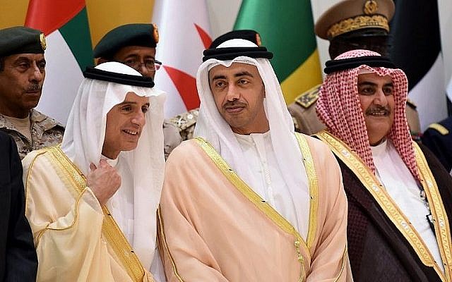 Le ministre saoudien des Affaires étrangères Adel al-Jubeir (à gauche) discute avec le ministre des Affaires étrangères des Emirats arabes unis, Abdullah ben Zayed Al-Nahyan (au centre), alors que Khalid bin Ahmed al-Khalifa (à droite) observe une rencontre de responsables officiels et de militaires de la coalition dirigée par l'Arabie saoudite, à Riyad, le 29 octobre 2017 (AFP Photo / Fayez Nureldine)