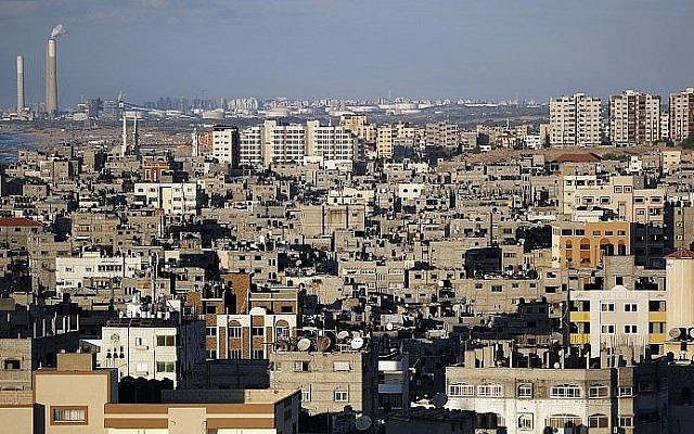 Une photo prise le 1er novembre 2017 montre une vue générale des constructions du centre-ville de Gaza et le port israélien d'Ashkelon en arrière-plan. (Crédit : AFP PHOTO / THOMAS COEX)