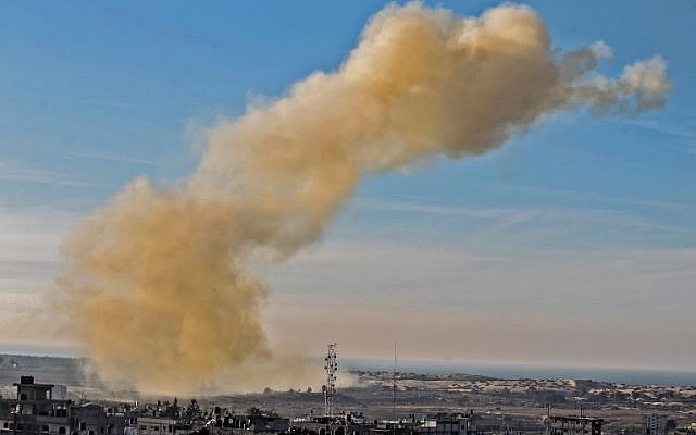 Une photo prise le 28 novembre 2017 depuis Rafah, dans le sud de la bande de Gaza, montre de la fumée qui s'élève à la suite d'une explosion près de la frontière du côté égyptien de la ville divisée. (AFP/SAID KHATIB)