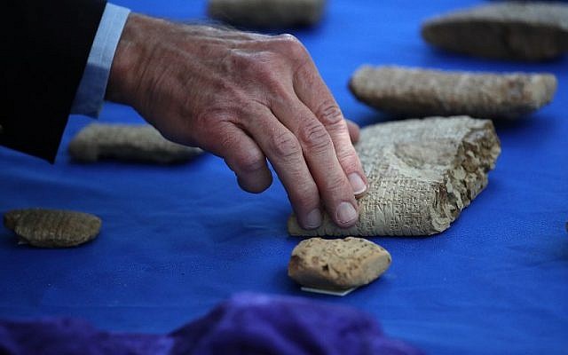 Des artefacts antiques illégalement importés aux Etats-unis, lors de la cérémonie de restitution à l'Irak, le 2 mai 2018. (Crédit : Win McNamee/Getty Images/AFP)