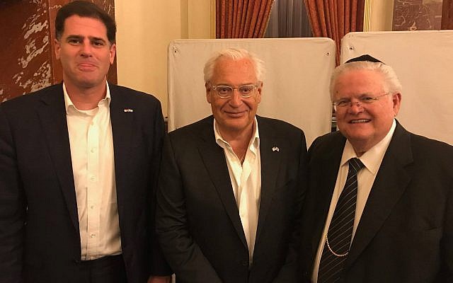 L'ambassadeur israélien aux Etats-Unis Ron Dermer, l'ambassadeur américain en Israël  David Friedman et le pasteur John Hagee, le 11 mai 2018 (Crédit : CUFI)