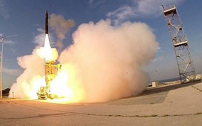 Un missile Arrow 3 lancé à partir de la base aérienne de Palmachim dans le centre d'Israël, le 10 décembre 2015. (Crédit : Ministère de la Défense)