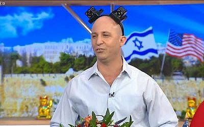 Photo tirée de la vidéo d'un sketch comique de l'émission satirique Eretz Nehederet représentant le ministre de l'Éducation Naftali Bennet portant des tefillin, 16 mai 2018. (Capture d'écran : Hadashot news)