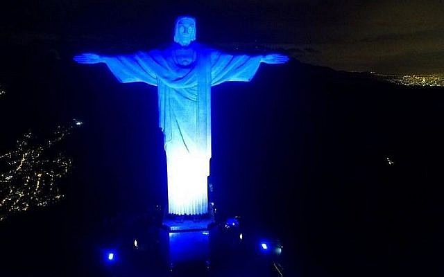 La statue du christ rédempteur de Rio de Janeiro illuminée en bleu et blanc pour le 0ème anniversaire d'Israël le 14 mai 2018 (Autorisation du Consulat honoraire israélien à Rio via JTA)