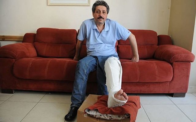 Jafar Farah, un employé d'une ONG arabo-israélienne, affirme qu'un policier lui a cassé le genou après son arrestation. (Capture d'écran : Twitter)