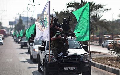 Des membres armés du groupe terroriste du Hamas participent à un défilé dans les rues de Gaza pour marquer le premier anniversaire d'un accord d'échange de 1 027 prisonniers palestiniens contre le soldat israélien Gilad Shalit, le 18 octobre 2012 (Crédit : Wissam Nassar/Flash90)