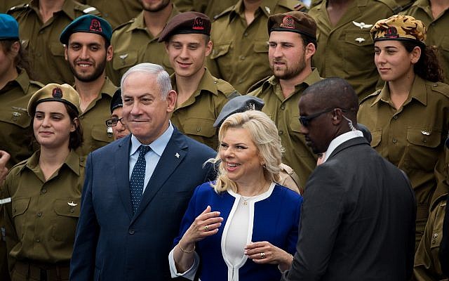 Le Premier ministre Benjamin Netanyahu et son épouse Sara lors d'une cérémonie décernant des soldats exceptionnels dans le cadre des célébrations du 70ème Jour de l'Indépendance d'Israël, à la résidence du Président à Jérusalem. 19 avril 2018. (Yonatan Sindel / Flash90)