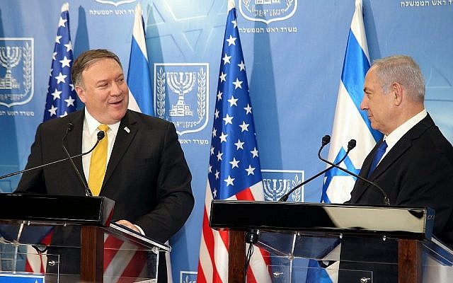 Le Premier ministre Benjamin Netanyahu (à droite) tient une conférence de presse conjointe avec le secrétaire d'État américain Mike Pompeo au ministère de la Défense à Tel Aviv le 29 avril 2018. (Yariv Katz/Pool/Flash90)