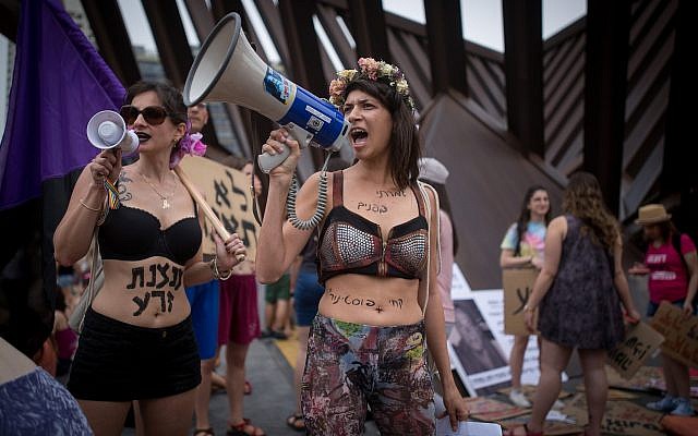 Des Israéliennes participent à la SlutWalk annuelle dans le centre de Tel Aviv, le 4 mai 2018 (Crédit : Miriam Alster/Flash90)