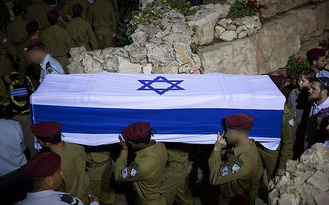 Les soldats portent le cercueil de leur camarade Ronen Lubarsky pendant ses funérailles au cimetière militaire du Mont Herzl à Jérusalem, le 27 mai 2018 (Crédit : Yonatan Sindel/Flash90)