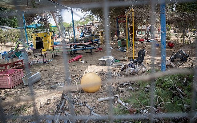 Le lieu où un obus de mortier en provenance de Gaza a touché un jardin d'enfants dans le sud d'Israël, près de la frontière avec Gaza, le 29 mai 2018. (Yonatan Sindel/Flash90)