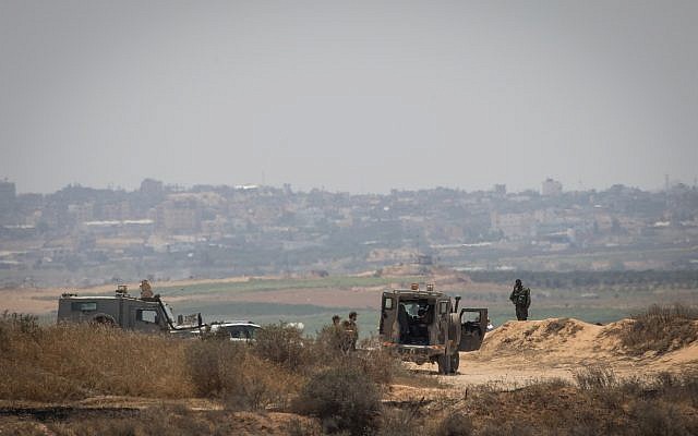 Des soldats israéliens gardent la frontière avec la bande de Gaza le 29 mai 2018. (Yonatan Sindel/Flash90)