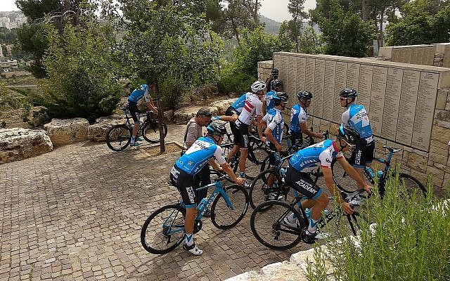 Des membres de l'équipe Israel Cycling à a fin d'un parcours dans le jardin des Justes parmi les Nations, à Yad Vashem, à Jérusalem, le 2 mai 2018. (Crédit : Melanie Lidman/Times of Israel)