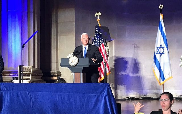 Mike Pence lors d'un événement organisé pour l'inauguration de l'ambassade américaine en Israël à Washington, le 14 mai 2018 (Crédit : Eric Cortellessa/Times of Israel)