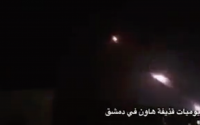 Capture d'écran d'une vidéo diffusée sur les réseaux sociaux, montrant apparemment un tir de roquettes iraniennes visant des positions militaires israéliennes sur le plateau du Golan le 10 mai 2018. (Twitter)