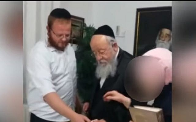 Baruch Klein, à gauche, avec son grand-père, le député Eliezer Moses du parti YaHadout HaTorah (Capture d'écran : Kann news)