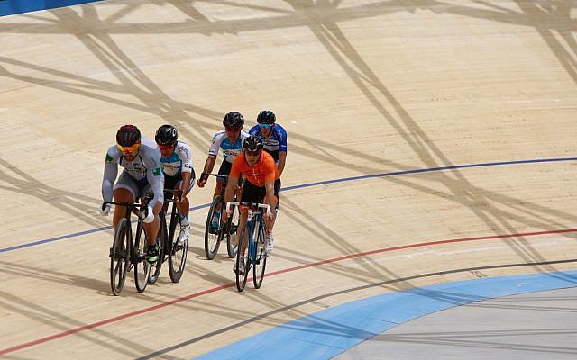 Les coureurs cyclistes testent la piste du nouveau vélodrome de Tel Aviv le 1er mai 2018. (Avec l'aimable autorisation de Guy Yehiel/Municipalité de Tel Aviv)