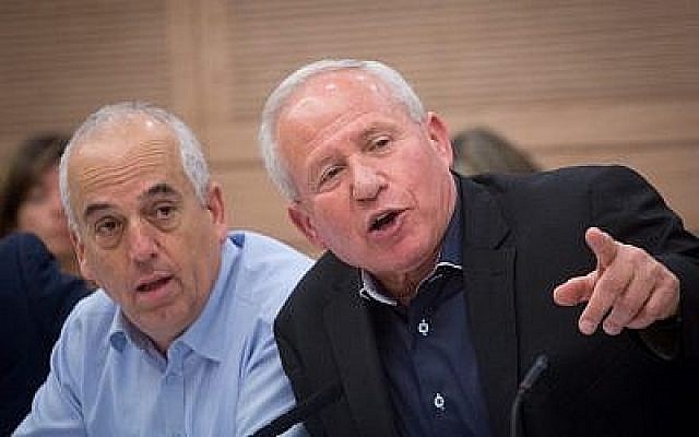 Le président de la Commission des Affaires étrangères et de la défense, Avi Dichter (D), dirige une réunion de la Commission à la Knesset, le 30 avril 2018. (Crédit : Miriam Alster/Flash90)