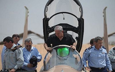 Benjamin Netanyahu s'installe dans le cockpit d'un avion de chasse F-15 à la base aérienne de Hatzerim, dans le sud d'Israël, en août 2009. (Armée israélienne /Flash90)