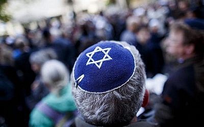Un participant porte une kippa lors d'un rassemblement "Berlin porte la kippa" pour protester contre l'antisémitisme devant le centre communautaire juif le 25 avril 2018 à Berlin, en Allemagne. (Carsten Koall/Getty Images via JTA)