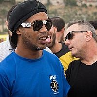 Ronaldinho, ancien footballeur professionnel brésilien, rend visite à des jeunes du Beitar Nordia Jerusalem au Kraft Family Sports Campus à Jérusalem le 26 avril 2018. (Crédit : Yonatan Sindel/Flash90)