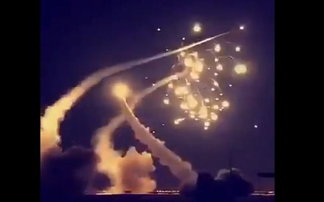 Capture d'écran d'une vidéo qui montrerait des intercepteurs de missiles saoudiens abattant un missile au-dessus de Ryad, le 26 mars 2018 (Capture d'écran : Twitter)