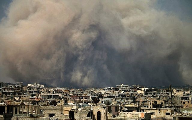 Sur cette photo, de la fumée s'élève d'une frappe présumée sur une zone détenue par les rebelles dans le sud de la ville syrienne de Daraa (Crédit : / AFP PHOTO / Mohamad ABAZEED)