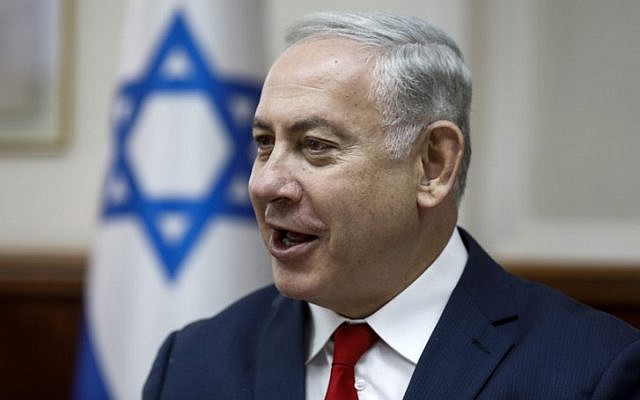 Le Premier ministre Benjamin Netanyahu dirige la réunion hebdomadaire du cabinet du Premier ministre à Jérusalem le 27 mai 2018. (Crédit : AFP/Pool/Menahem Kahana)