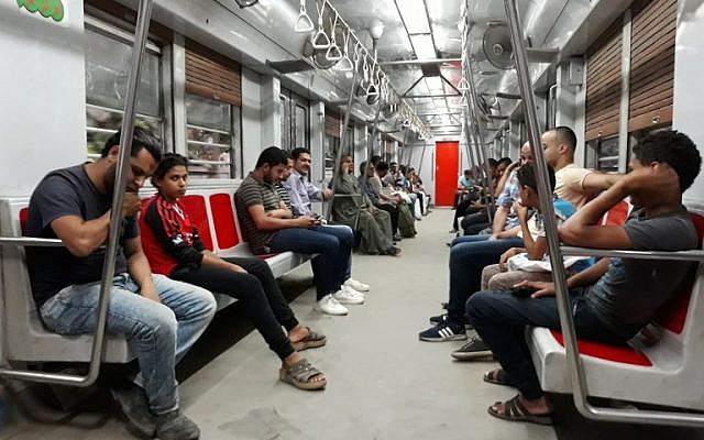 Des égyptiens dans le métro du Caire, le 28 mai 2018. (Crédit : AFP / KHALED DESOUKI)