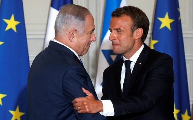Emmanuel Macron et Benjamin Netanyahu pendant une conférence de presse conjointe au Palais de l'Elysée, le 5 juin 2018. (Crédit : PHILIPPE WOJAZER/AFP)