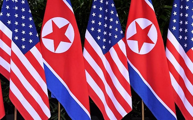 Les drapeaux nord-coréen et américain côte à côte sur le site où se rencontrent le président américain Donald Trump et le leader nord-coréen  Kim Jong Un pour leur sommet historique Etats-Unis-Corée du Nord, au Capella Hotel, sur l'île de Sentosa de Singapour, le 12 juin 2018  (Crédit : AFP PHOTO / SAUL LOEB)