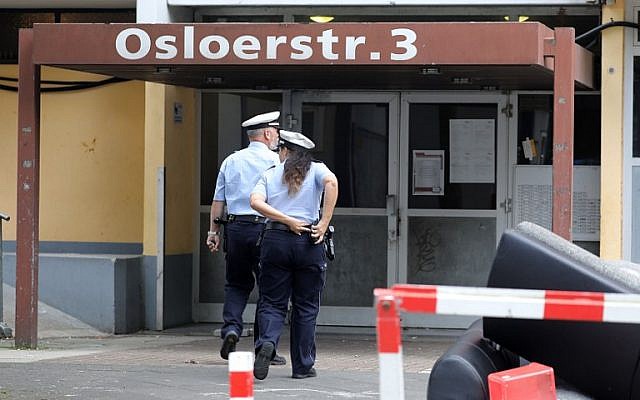 Des policiers entrent dans un appartement d'un homme suspecté de créer des armes biologiques, à Cologne, le 14 juin 2018.Policemen enter on June 14, 2018 (Crédit : AFP / dpa / Oliver Berg / Germany OUT