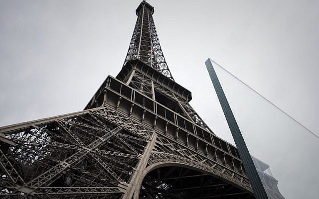 Une partie de la vitre pare-balle installée autour de la Tour Eiffel, dans le cadre de la luttte anti-terroriste, à Paris, le 14 juin 2018. (Crédit : AFP / Philippe LOPEZ)