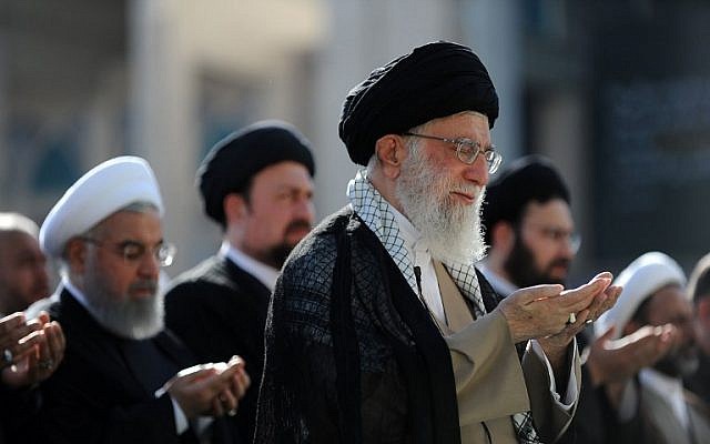 L'ayatollah Ali Khamenei (à droite) dirigeant les prières de l'Aïd el-Fitr à la grande mosquée de l'Imam Khomeini dans la capitale Téhéran le 15 juin 2018. (Crédit : AFP PHOTO / Site Web du Guide suprême iranien / Autorisation)