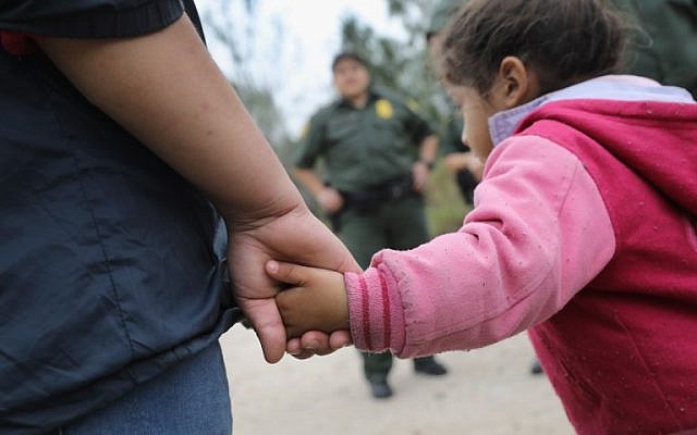 Sur cette photo prise le 4 janvier 2017, des agents de la US Border Patrol emmènent des immigrants d'Amérique centrale en détention près de McAllen, au Texas. (AFP PHOTO / GETTY / JOHN MOORE)