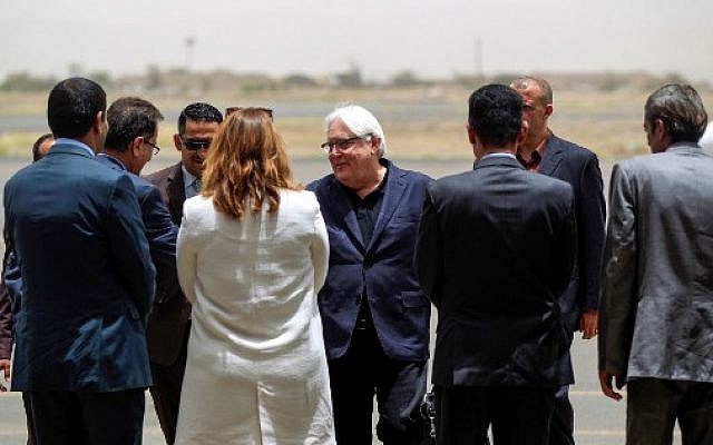 Martin Griffiths (au centre), l'envoyé spécial de l'ONU pour le Yémen, à Sanaa, le 16 juin 2018. (Crédit : AFP/ MOHAMMED HUWAIS)