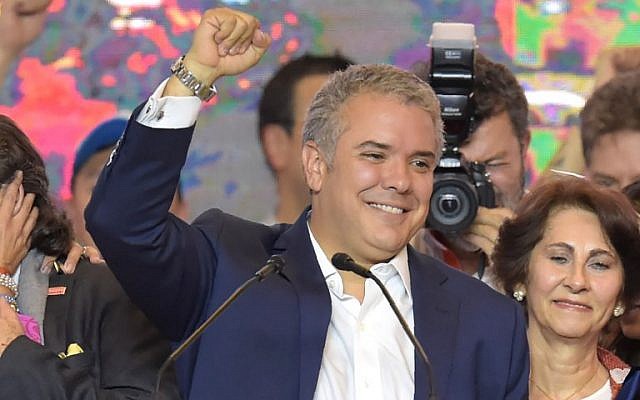 Le nouveau président colombien Ivan Duque fête sa victoire avec ses partisans à Bogota, le 17 juin 2018 (Crédit :  AFP/ Raul Arboleda)