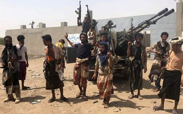 Les forces pro-gouvernementales yéménites soutenues par la coalition dirigée par l'Arabie saoudite contre les rebelles Houthis, dans la région de l'aéroport d'Hodeida, le 18 juin 2018. (Crédit : Nabil Hassan/AFP)
