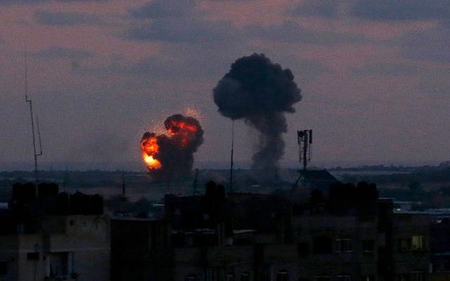 Une explosion vue depuis la ville de Rafah dans le sud de la bande de Gaza après une frappe aérienne des forces israéliennes en riposte aux attaques à la roquette des groupes terroristes palestiniens de l'enclave côtière, le 20 juin 2018 (Crédit : Said Khatib/AFP)