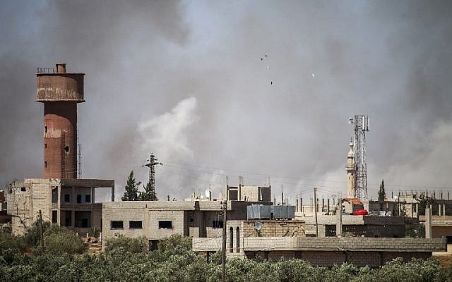 Panaches de fumée provenant des bombardements du régime sur la ville d'Al-Mulayhah al-Sharqiyah dans la campagne de la province orientale de Daraa dans le sud de la Syrie, 21 juin 2018. (Mohamad ABAZEED/AFP)