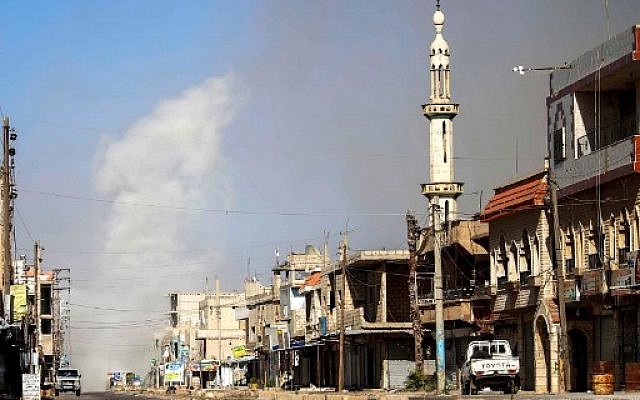 Des nuages de fumées après les bombardements du régime à al-Hirak, dans la province de Deraa, le 21 juin 2018. (Crédit : AFP / Mohamad ABAZEED)