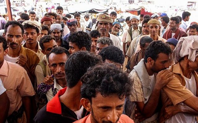 Des civils yéménites font la queue pour recevoir de la nourriture, après avoir fui le conflit à Hodeida, le 26 juin 2018. (Crédit : ESSA AHMED / AFP)
