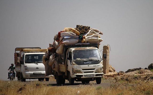 Des civils fuient pendant une frappe des forces du régime syrien, l'est de a province de Deraa, le 24 juin 2018. (AFP PHOTO / Mohamad ABAZEED)