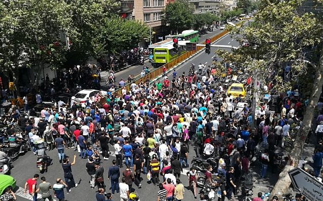 Manifestation dans les rues de Téhéran, le 25 juin 2018. (Crédit : AFP / ATTA KENARE)