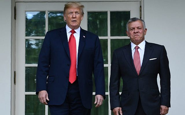 Le roi Abdallah II de Jordanie est accueilli par le président américain Donald Trump à la Maison Blanche, le 25 juin 2018. (Crédit : AFP / Brendan Smialowski)