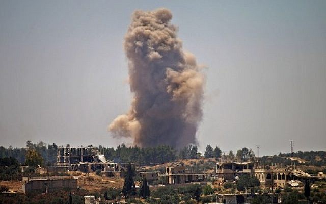 De la fumée émane de zones attribuées à l'opposition, après des frappes du régime, dans la province de Deraa, en Syrie, le 27 juin 2018. (Crédit :AFP / Mohamad ABAZEED)
